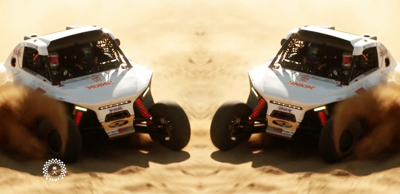 Deux buggys de rallye-raid face à face en miroir dans le sable, Baja Jeddah