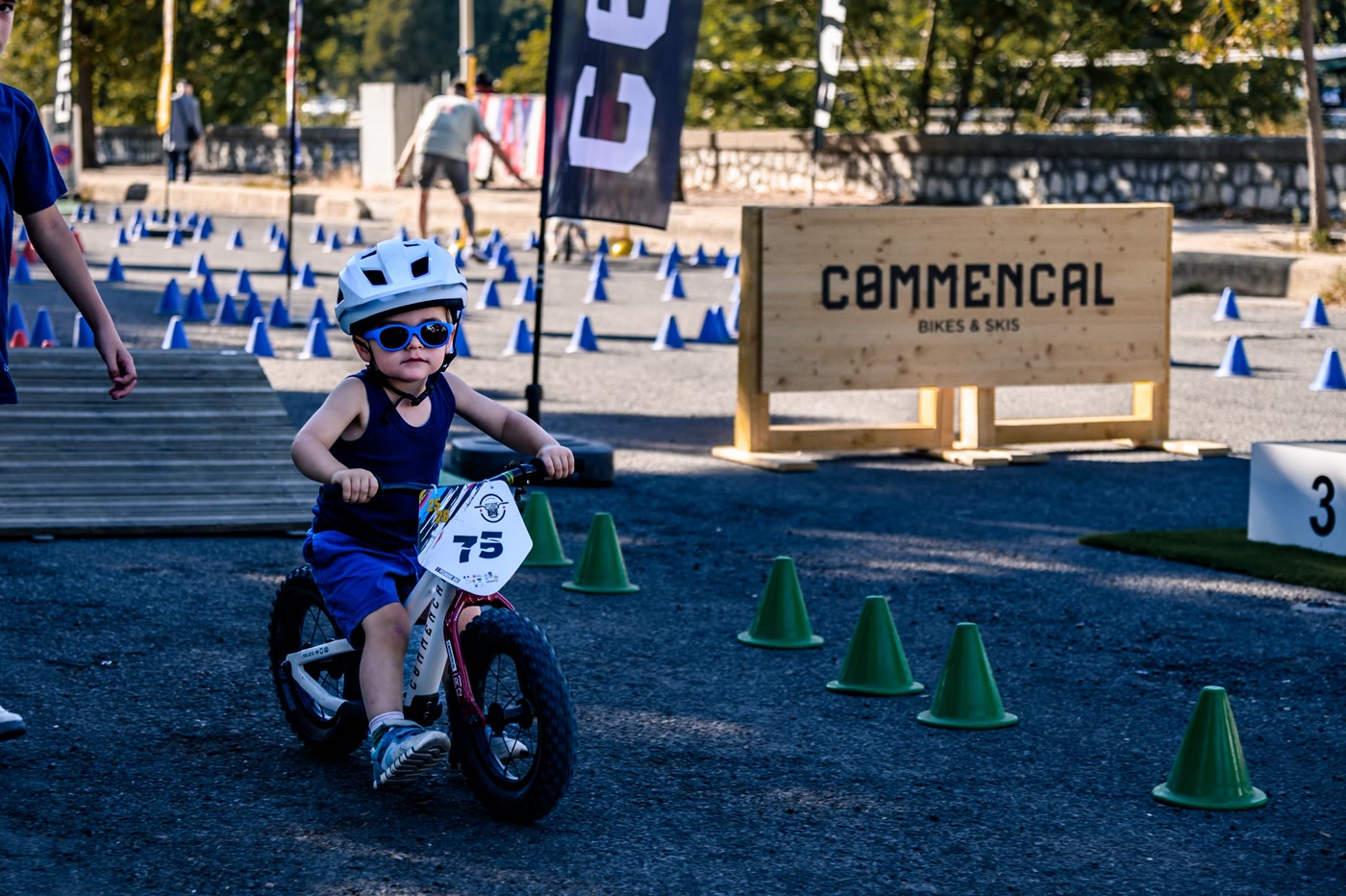Photo d'origine : enfant sur une draisienne lors d'un événement vélo